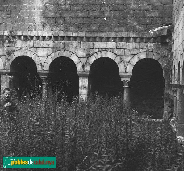 Vilabertran - Claustre del monestir (Foto: Josep Salvany, Fons Salvany-Biblioteca de Catalunya, 1912) Vilabertran - Claustre del monestir