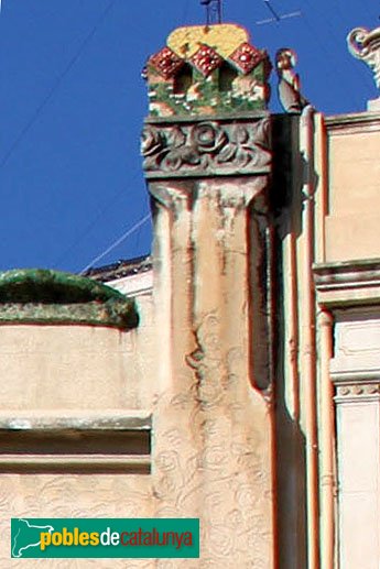 Figueres - Casa Salleres, detall coronament (Foto: Albert Esteves, 2011) Figueres - Casa Salleres, detall coronament
