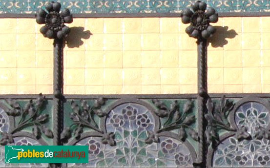 Figueres - Casa Salleres, detall tribuna (Foto: Albert Esteves, 2011) Figueres - Casa Salleres, detall tribuna