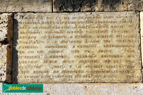 Figueres - Església de Sant Joan de Vilatenim, làpida gòtica (Foto: Albert Esteves, 2011) Figueres - Església de Sant Joan de Vilatenim, làpida gòtica