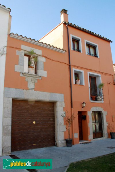 Riudellots de la Selva - Casa de la plaça de l'Església (Foto: Albert Esteves, 2012) Riudellots de la Selva - Casa de la plaça de l'Església