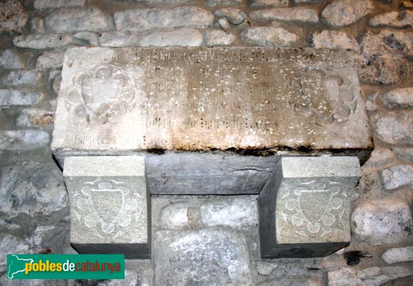La Cellera de Ter - Església parroquial, làpida medieval (Foto: Albert Esteves, 2012) La Cellera de Ter - Església parroquial, làpida medieval