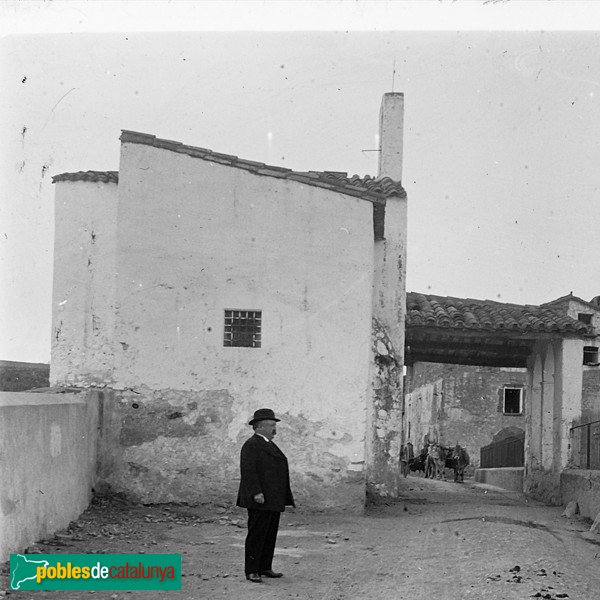 Amer - Ermita de la M.D. de la Pietat (Foto: Josep Salvany, Fons Salvany-Biblioteca de Catalunya, 1915) Amer - Ermita de la M.D. de la Pietat