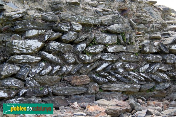 Rabós - Sant Quirze de Colera, restes de l'antic temple (Foto: Albert Esteves, 2012) Rabós - Sant Quirze de Colera, restes de l'antic temple
