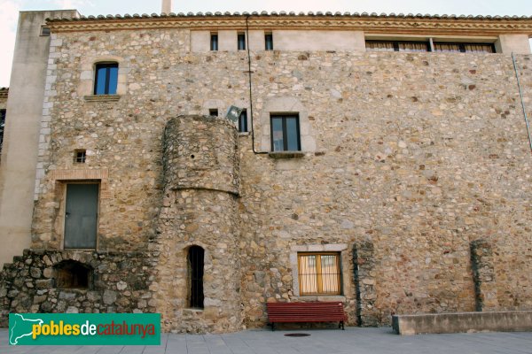 Capmany - Baronia, façana posterior (Foto: Albert Esteves, 2012) Capmany - Baronia, façana posterior