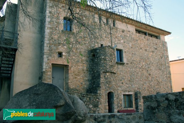 Capmany - Baronia, façana posterior (Foto: Albert Esteves, 2012) Capmany - Baronia, façana posterior