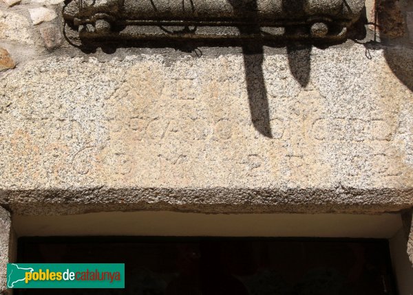 Capmany - Baronia, llinda de la porta principal (Foto: Albert Esteves, 2012) Capmany - Baronia, llinda de la porta principal