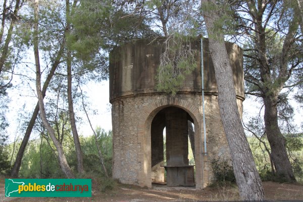 Olèrdola - Viladellops, dipòsit d'aigua (Foto: Albert Esteves, 2013) Olèrdola - Viladellops, dipòsit d'aigua