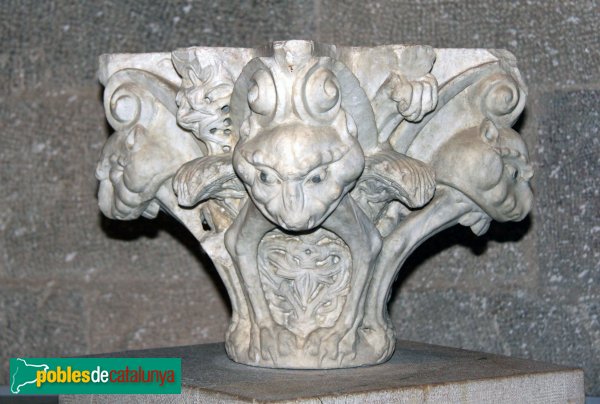 Peralada - Convent del Carme, capitell atribuït al Mestre de Cabestany (Foto: Albert Esteves, 2012) Peralada - Convent del Carme, capitell atribuït al Mestre de Cabestany