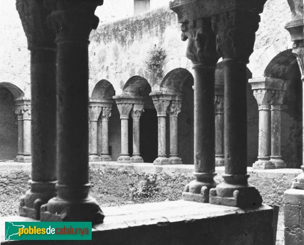 Peralada - Claustre del convent del Carme (Foto: Josep Salvany -Fons Biblioteca de Catalunya, 1912) Peralada - Claustre del convent del Carme