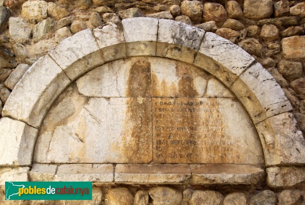 Peralada - Església de Sant Martí, detall d'època romànica (Foto: Albert Esteves, 2012) Peralada - Església de Sant Martí, detall d'època romànica