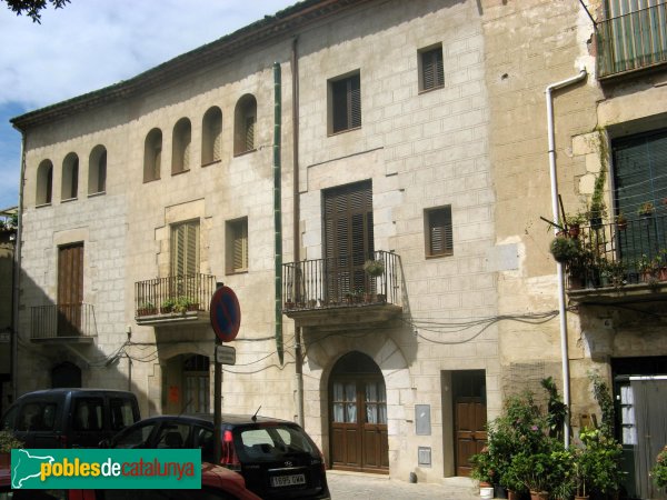 Peralada - Cases de la plaça Ramon Muntaner (Foto: Albert Esteves, 2010) Peralada - Cases de la plaça Ramon Muntaner