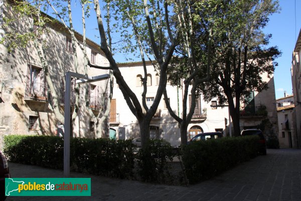 Peralada - Cases de la plaça Ramon Muntaner (Foto: Albert Esteves, 2012) Peralada - Cases de la plaça Ramon Muntaner