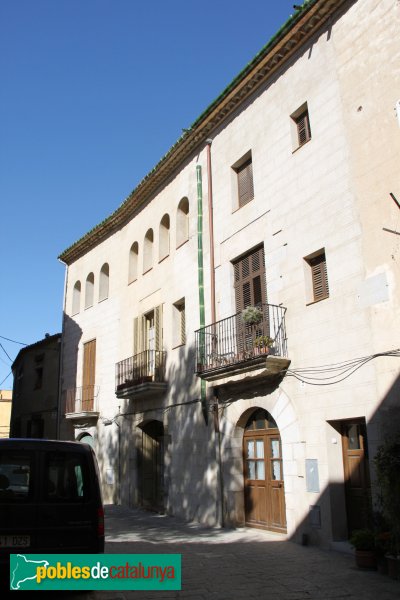 Peralada - Cases de la plaça Ramon Muntaner (Foto: Albert Esteves, 2012) Peralada - Cases de la plaça Ramon Muntaner