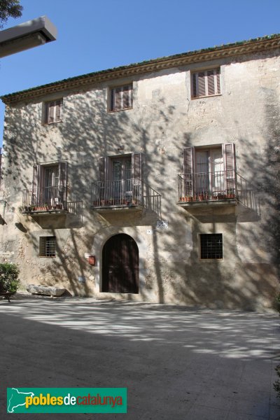 Peralada - Cases de la plaça Ramon Muntaner (Foto: Albert Esteves, 2012) Peralada - Cases de la plaça Ramon Muntaner