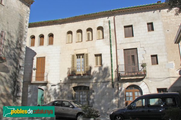 Peralada - Cases de la plaça Ramon Muntaner (Foto: Albert Esteves, 2012) Peralada - Cases de la plaça Ramon Muntaner