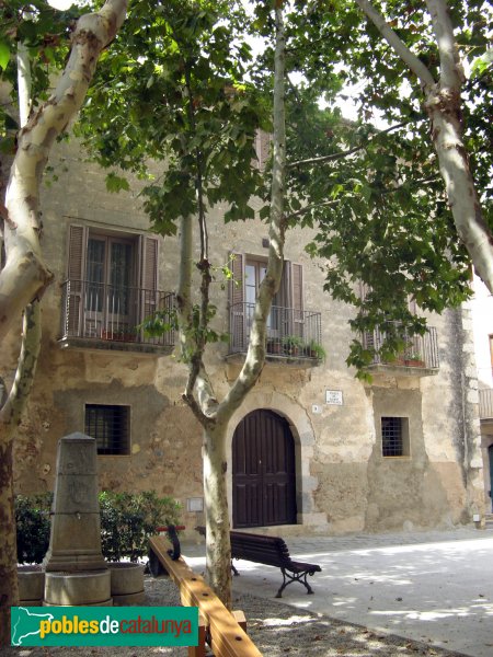 Peralada - Cases de la plaça Ramon Muntaner (Foto: Albert Esteves, 2010) Peralada - Cases de la plaça Ramon Muntaner