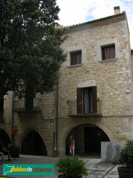 Peralada - Plaça Gran (Foto: Albert Esteves, 2010) Peralada - Plaça Gran