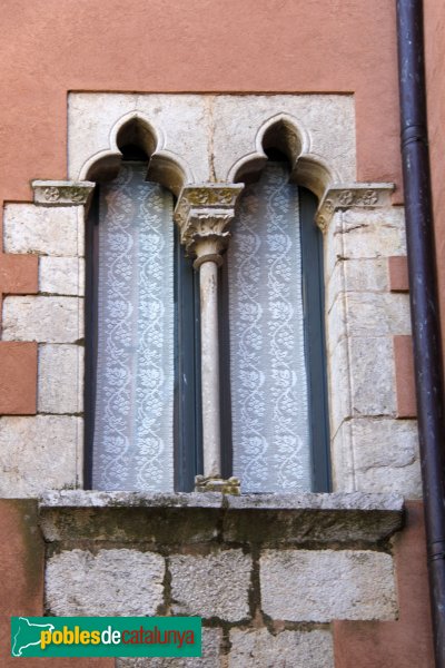 Peralada - Finestra gòtic (Foto: Albert Esteves, 2012) Peralada - Finestra gòtic
