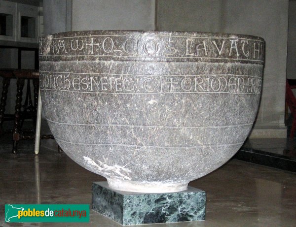 Peralada - Església de Sant Martí, pica baptismal romànica (Foto: Marisa LR, 2007) Peralada - Església de Sant Martí, pica baptismal romànica