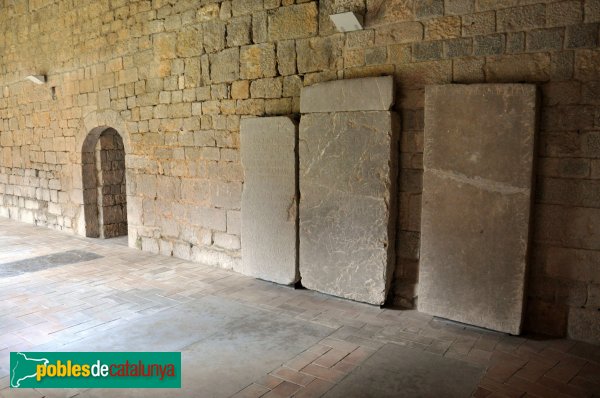 Vilabertran - Làpides al claustre del monestir (Foto: Alberto González Rovira, 2013) Vilabertran - Làpides al claustre del monestir