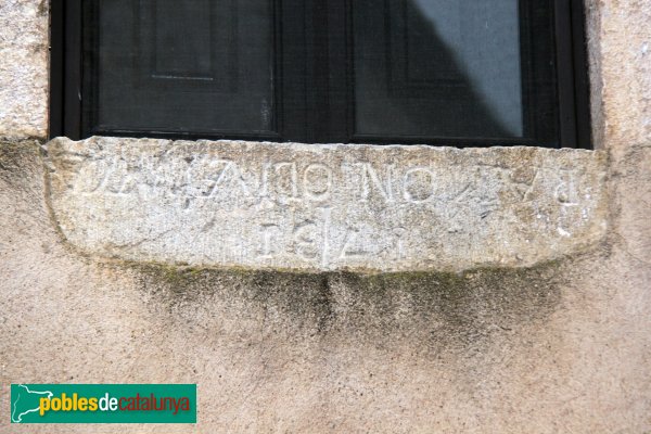 entalló - Llinda reutilitzada a l´inrevés (Foto: Albert Esteves, 2013) entalló - Llinda reutilitzada a l´inrevés