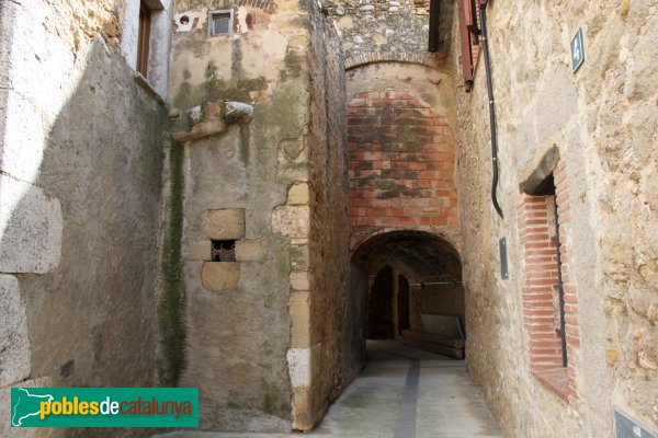 Garrigàs - Passatge al nucli antic (Foto: Albert Esteves, 2013) Garrigàs - Passatge al nucli antic