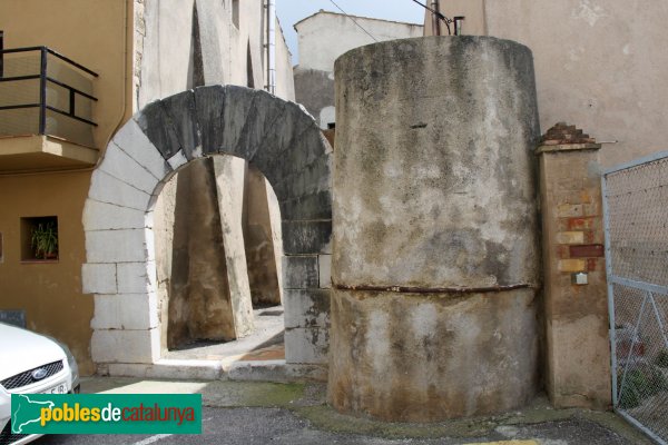 Garrigàs - Arc adovellat d'una casa desapareguda (Foto: Albert Esteves, 2013) Garrigàs - Arc adovellat d'una casa desapareguda