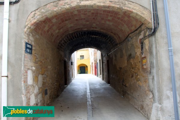 Garrigàs - Passatge al nucli antic (Foto: Albert Esteves, 2013) Garrigàs - Passatge al nucli antic