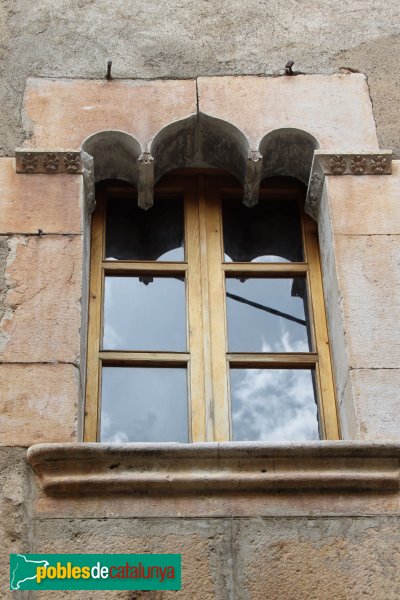 Garrigàs - Finestra gòtica de Ca l'Amparo (Foto: Albert Esteves, 2013) Garrigàs - Finestra gòtica de Ca l'Amparo