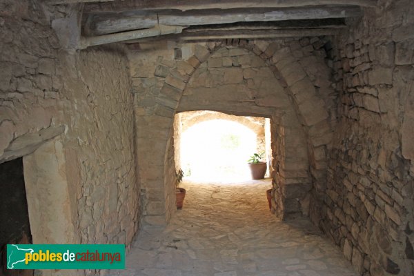 Montoliu - Pas cobert del carrer del Forn (Foto: Albert Esteves, 2014) Montoliu - Pas cobert del carrer del Forn