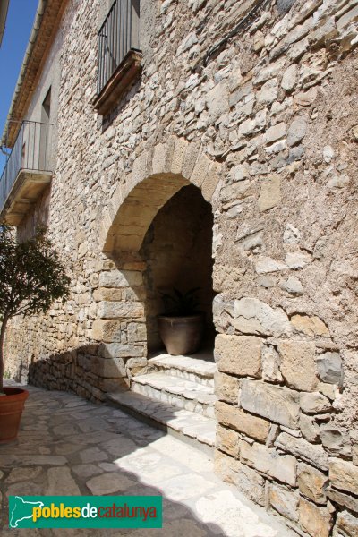 Montoliu - Pas cobert del carrer del Forn (Foto: Albert Esteves, 2014) Montoliu - Pas cobert del carrer del Forn