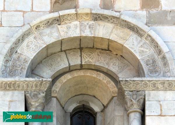 Cistella - Santa Maria de Cistella, finestral (Foto: Albert Esteves, 2014) Cistella - Santa Maria de Cistella, finestral