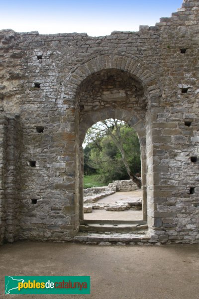 Albanyà - Monestir de Sant Llorenç de Sous, porta des de l'interior (Foto: Albert Esteves, 2014) Albanyà - Monestir de Sant Llorenç de Sous, porta des de l'interior