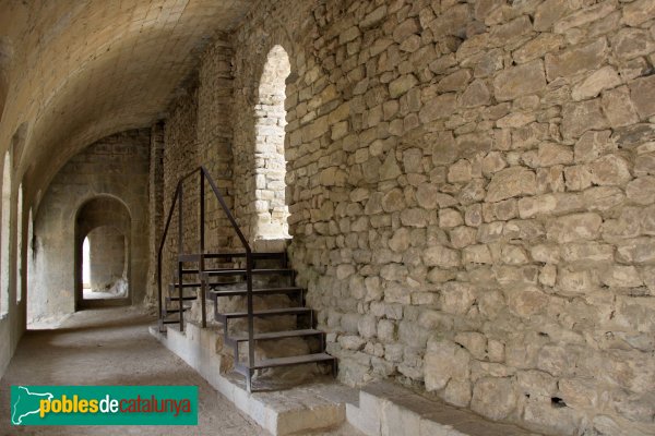 Albanyà - Monestir de Sant Llorenç de Sous, claustre (Foto: Albert Esteves, 2014) Albanyà - Monestir de Sant Llorenç de Sous, claustre