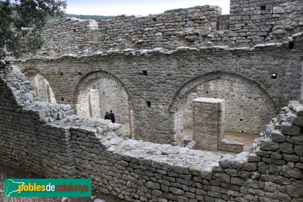 Albanyà - Monestir de Sant Llorenç de Sous, arcs de les naus (Foto: Albert Esteves, 2014) Albanyà - Monestir de Sant Llorenç de Sous, arcs de les naus