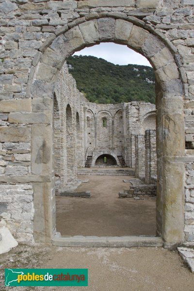 Albanyà - Monestir de Sant Llorenç de Sous, porta de l'església (Foto: Albert Esteves, 2014) Albanyà - Monestir de Sant Llorenç de Sous, porta de l'església
