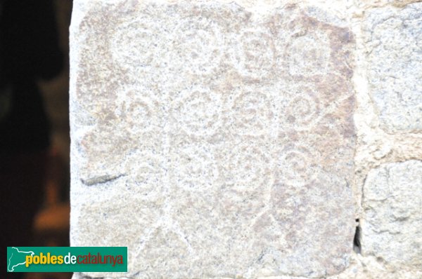 Església de Santa Eulàlia a Unha - Pedra de la paret decorada (Foto: Joan Sánchez Sabé, 2014) Església de Santa Eulàlia a Unha - Pedra de la paret decorada