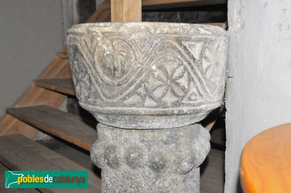 Església de Santa Eulàlia a Unha - Una de les piques baptismals, amb semiesferes (Foto: Joan Sánchez Sabé, 2014) Església de Santa Eulàlia a Unha - Una de les piques baptismals, amb semiesferes