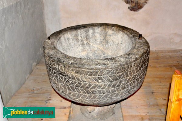 Església de Santa Eulàlia a Unha - Una altra de les piques baptismals, amb semiesferes (Foto: Joan Sánchez Sabé, 2014) Església de Santa Eulàlia a Unha - Una altra de les piques baptismals, amb semiesferes