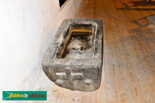 Església de Santa Eulàlia a Unha - Una altra de les piques baptismals, rectangular (Foto: Joan Sánchez Sabé, 2014) Església de Santa Eulàlia a Unha - Una altra de les piques baptismals, rectangular