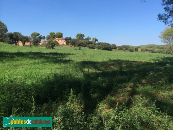 Can Costa, lateral sud, des de lluny (Foto: Joan Sánchez Sabé, 2014) Can Costa, lateral sud, des de lluny