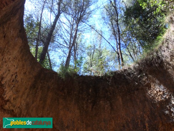 Sabadell - Can Moragues. Forn de calç prop de la masia