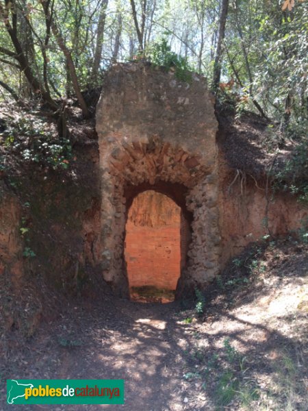 Can Moragues - Forn de calç prop de la masia