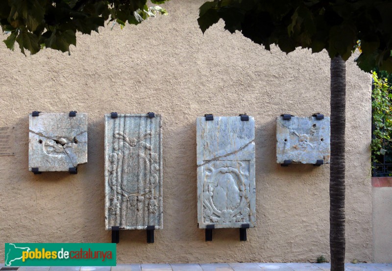 Alella - Làpides a l'església (Foto: Pere Castaño, 2014) Alella - Làpides a l'església