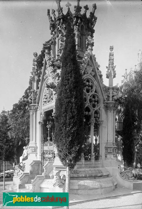 Cementiri de Montjuïc - Panteó De la Riva (Foto: Arxiu fotogràfic C.E.C., c1900) Cementiri de Montjuïc - Panteó De la Riva