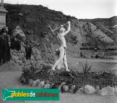 Cementiri de Montjuïc - Sepultura Vial Solsona (Foto: Frederic Bordas -Arxiu C.E.C.-, c1900) Cementiri de Montjuïc - Sepultura Vial Solsona