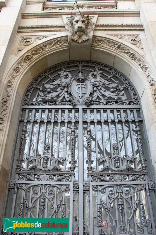 Barcelona - Edifici de Transmediterrània: porta lateral (Foto: Albert Esteves, 2015) Barcelona - Edifici de Transmediterrània: porta lateral