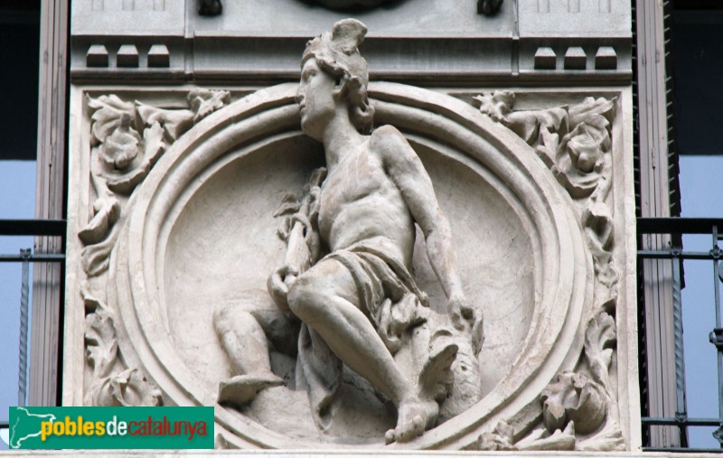 Barcelona - Rambla Catalunya, 33. Relleu, obra de Pere Carbonell (Foto: Albert Esteves, 2015) Barcelona - Rambla Catalunya, 33. Relleu, obra de Pere Carbonell