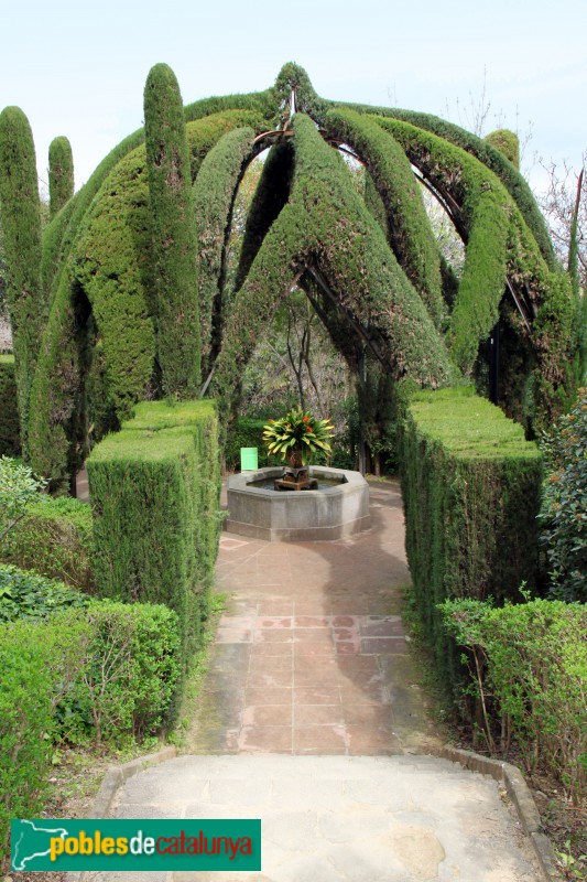 Barcelona - Jardins de Laribal, glorieta de xiprers (Foto: Albert Esteves, 2015) Barcelona - Jardins de Laribal, glorieta de xiprers